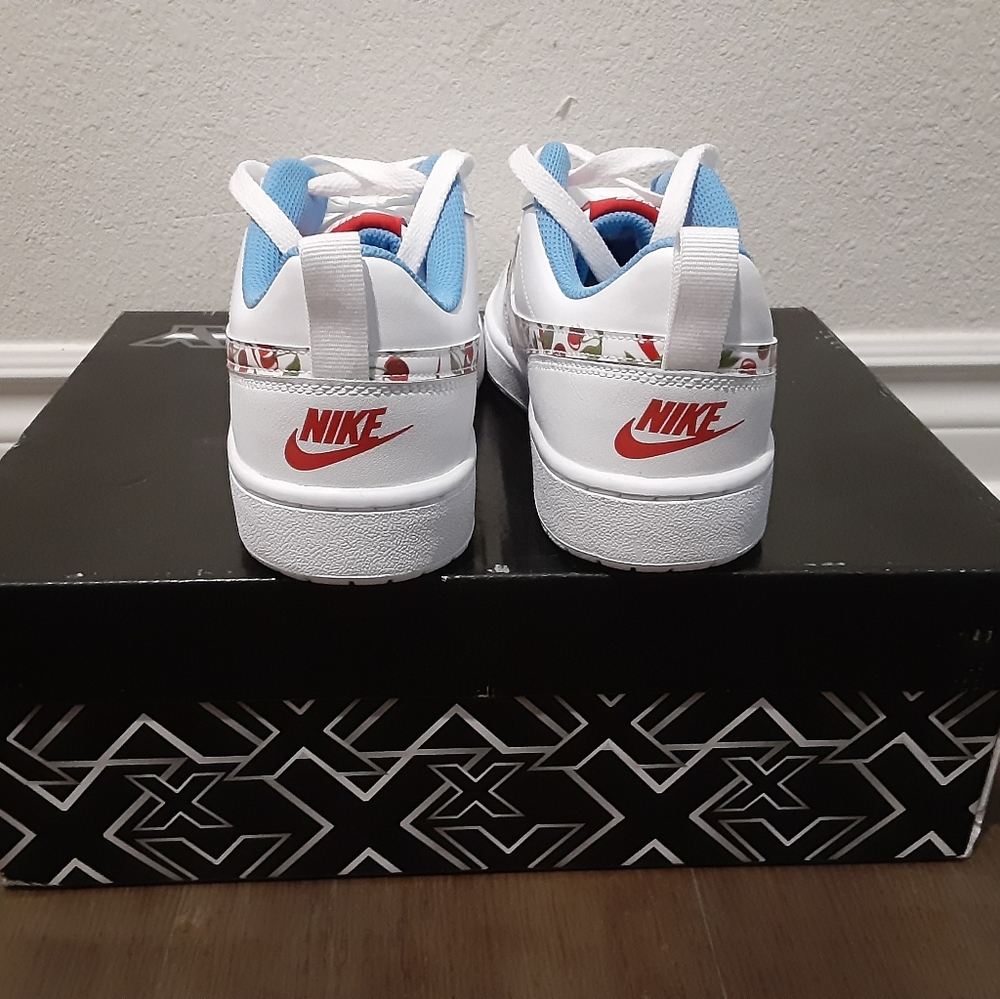 Nike - Picture 4 of 4